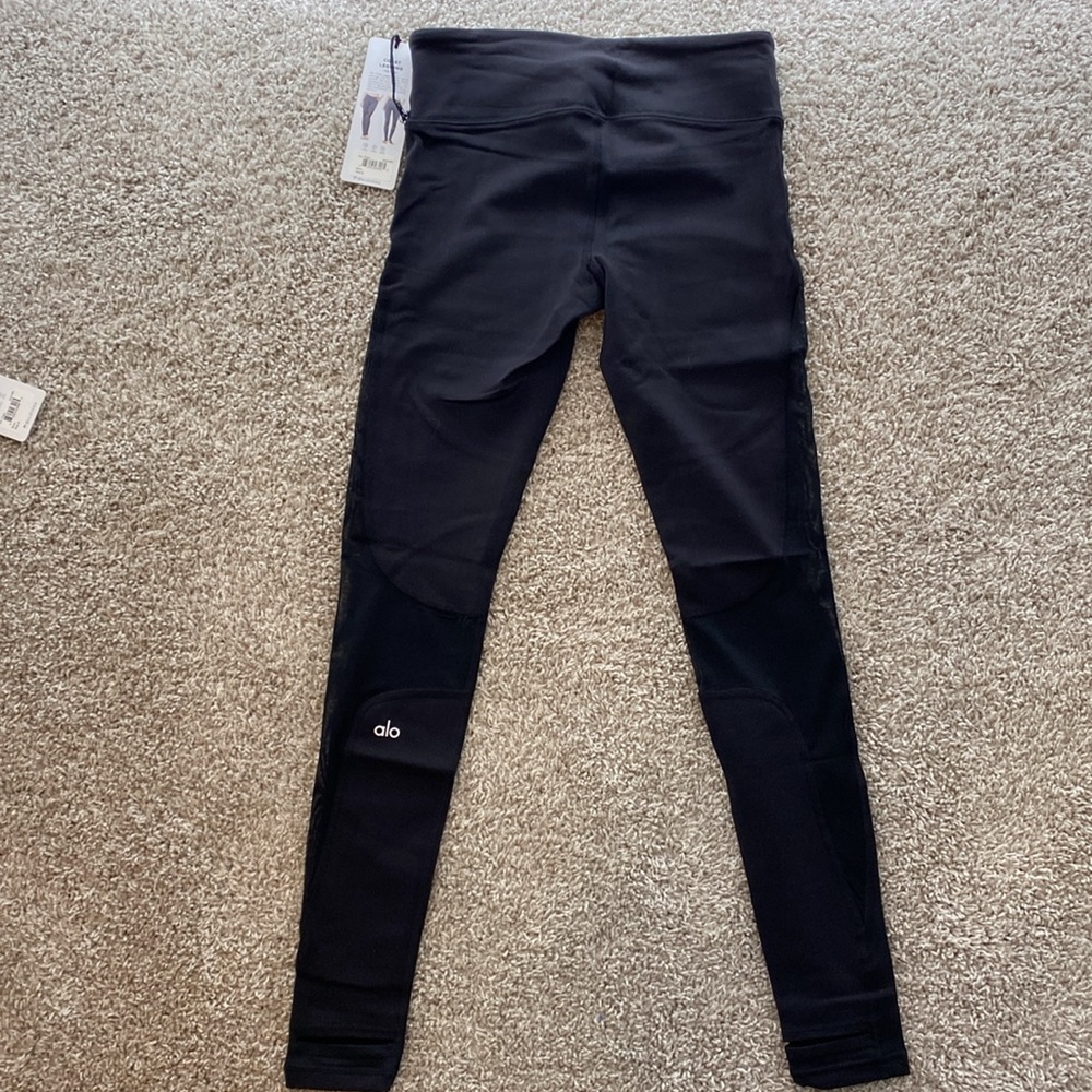 BNWT ALO Yoga Black Coast Leggings
Small